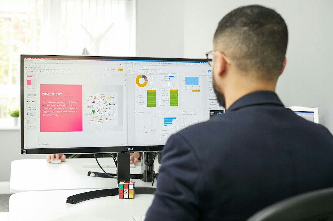 it specialist monitoring screens